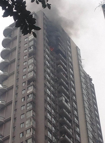 重庆一住宅楼发生火灾 火从二楼一直窜到30层